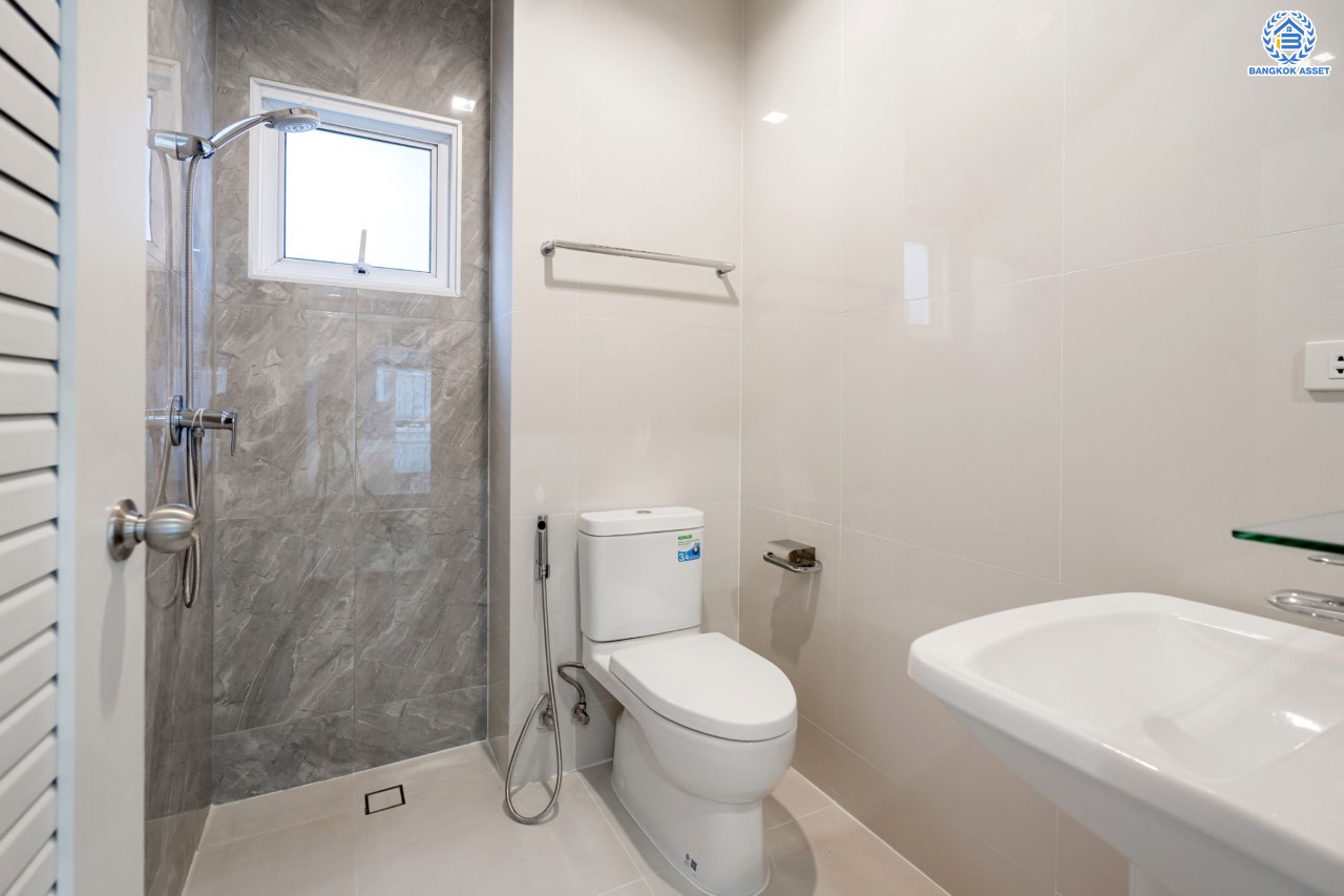 บ้านมือสองตกแต่งใหม่ ม.บางกอกบูเลอวาร์ด ราชพฤกษ์-พระราม5 เนื้อที่ 69 ตร.ว. บนสังคมคุณภาพ SC Asset* ฟังก์ชันพร้อม 3 ห้องนอน 4 ห้องน้ำ 1 ห้องแม่บ้าน จอดรถได้ 2 คัน บนทำเลติดถนนราชพฤกษ์ ใกล้วงเวียนพระรามห้า, ทางด่วนศรีรัช และเพียง 10 ถึงรถไฟฟ้า "สถานีบางรักใหญ่"